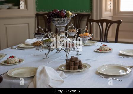 Williamsburg, VA USA - 18. Dezember 2017: Esstisch mit Desserts im Governors Palace in Colonial Williamsburg. Stockfoto