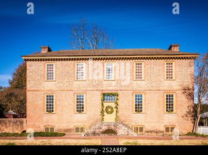 Williamsburg, VA USA - 18. Dezember 2017: Historisches Haus im Colonial Williamsburg für die Feiertage dekoriert. Stockfoto