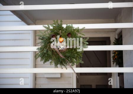 Williamsburg, VA USA - 18. Dezember 2017: Die Kolonialzeit Williamsburg ist mit festlichen natürlichen handgefertigten Dekorationen für die Feiertage dekoriert. Stockfoto