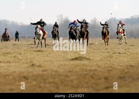 Bukarest, Rumänien. Januar 2025. Die Dorfbewohner nehmen am 6. Januar 2025 an einem traditionellen Pferderennen in Pietrosani, nördlich von Bukarest, Rumänien, Teil. Quelle: Cristian Cristel/Xinhua/Alamy Live News Stockfoto