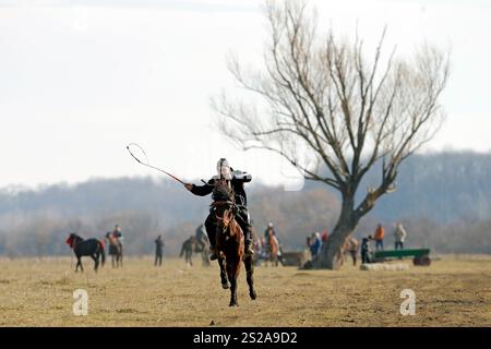 Bukarest, Rumänien. Januar 2025. Die Dorfbewohner nehmen am 6. Januar 2025 an einem traditionellen Pferderennen in Pietrosani, nördlich von Bukarest, Rumänien, Teil. Quelle: Cristian Cristel/Xinhua/Alamy Live News Stockfoto