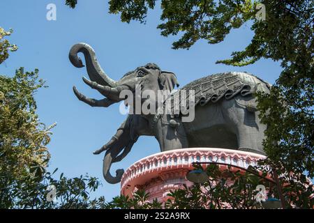 Die 3 vorangegangen Elefantenstatue des Erewan Elephant Museum und Tempel in Samut Prakan Nea die Stadt von Bangkok in Thailand im südlichsten Asien. rThailand Stockfoto