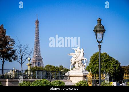 Ruhm gebietsübergreifende Pegasus Statue und Blick auf den Eiffelturm von Jardin des Tuileries, Paris, Frankreich Stockfoto