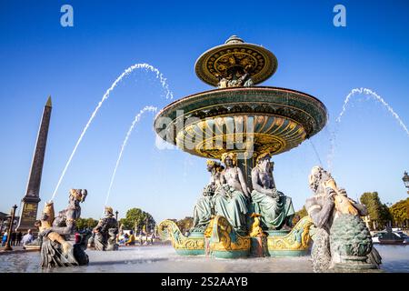 Brunnen der Meere und Madeleine Obelisk, der Place de la Concorde, Paris, Frankreich Stockfoto