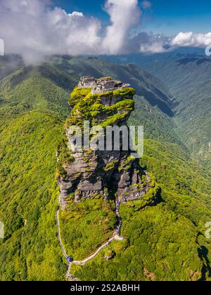Fanjingshan China : Fanjingshan neue Goldgipfel-Landschaft und Talblick im Fanjing-Berg in Guizhou China, Drohnenbild Stockfoto