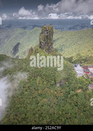 Panoramablick auf den Fanjingshan Berg mit Blick auf den Fanjing Berg und den neuen goldenen Gipfel mit buddhistischem Tempel auf der Spitze in Guizhou China Stockfoto