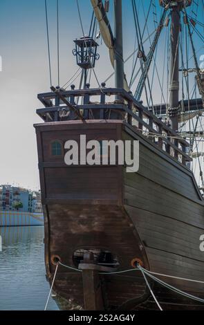 Sevilla, Spanien - 27. August 2024: NAO Victoria Replica, das erste umlaufende Schiff, ankerte am Ufer des Guadalquivir. Blick auf den hohen Heck Stockfoto