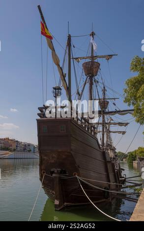 Sevilla, Spanien - 27. August 2024: NAO Victoria Replica, das erste umlaufende Schiff, ankerte am Ufer des Guadalquivir. Blick auf den hohen Heck Stockfoto