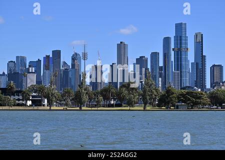 Blick auf die höchsten Gebäude des Melbourne Central Business District, einschließlich Australia 108 und Eureka Tower, von der anderen Seite des Albert Park Lake Stockfoto