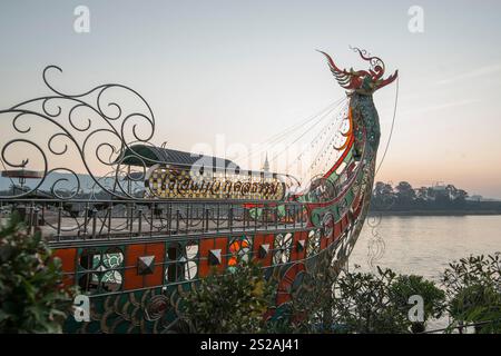 Der Drachenboottempel des Riesenbuddhas am Mekong in der Stadt SOP Ruak im goldenen Dreieck im Norden der Stadt Chiang Rai in N Stockfoto