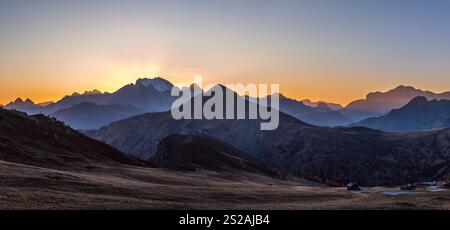 Sonne und Lust Sonnenlicht am Abend dunstig Himmel. Italienische Dolomiten Bergpanorama ruhige Aussicht vom Giau Pass. Klima, Umwelt und Reisebedingungen Stockfoto