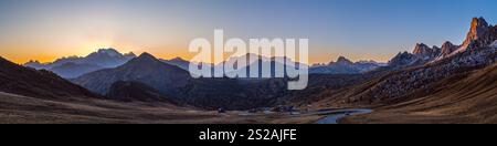 Sonne und Lust Sonnenlicht am Abend dunstig Himmel. Italienische Dolomiten Bergpanorama ruhige Aussicht vom Giau Pass. Klima, Umwelt und Reisebedingungen Stockfoto