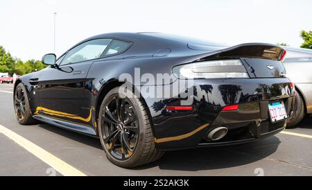 Chicago, Illinois, USA - 08. September 2024: 2008 Aston Martin V12 Vantage GT schwarzer Sportwagen, Eckansicht. Aston Martin V12 Vantage GT. Cabriolet Stockfoto