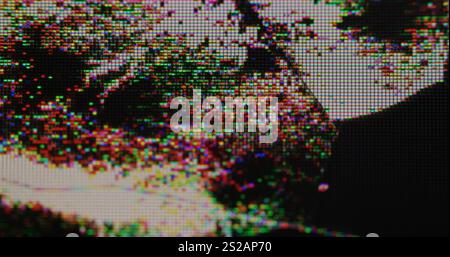Defekter Bildschirm. Monitorüberlagerung. Farbenfrohes digitales Pixelrauschen auf zerkratzter LCD-Glasoberfläche. Verschwommener Glitch flackernder Hintergrund. Stockfoto