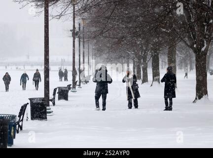 Winter Sturm Notstand in Washington DC, USA Menschen laufen im Schnee in der National Mall in Washington DC, USA am 06. Januar 2025. Ein heftiger Wintersturm hat die Vereinigten Staaten von Amerika heimgesucht und die notstandssituationen in Kentucky, Virginia, Kansas, Arkansas und Missouri ausgelöst. Bundesämter und Schulen in verschiedenen Gebieten, einschließlich Washington, D.C., mussten aufgrund gefährlicher Bedingungen, die durch starken Schnee, eiskalten Regen und Eis verursacht wurden, schließen. Der Sturm hat weitreichende Störungen mit sich gebracht, darunter gefährliche Reisebedingungen, Stromausfälle und Hunderte von Flugausfällen. R Stockfoto