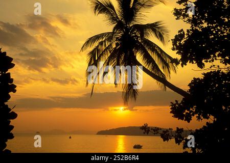 Der Sonnenuntergang am hat Phra Nang Beach bei Railay bei Ao Nang außerhalb der Stadt Krabi an der Andamanensee im Süden Thailands. Thailand, Kr Stockfoto