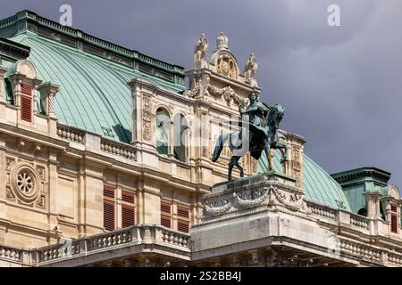 Wien, Österreich - 26. April 2024: Wiener Staatsoper, Neorenaissance-Gebäude an der Wiener Ringstraße Stockfoto