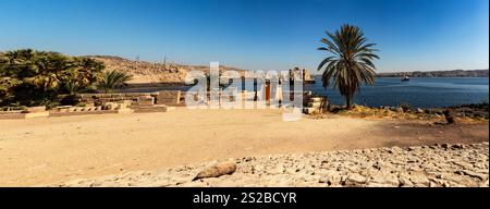 Genießen Sie den Panoramablick auf den Nil von Philae und Elephantine in Assuan (Ägypten). Dieses atemberaubende Panorama zeigt die Schönheit des Nils Stockfoto