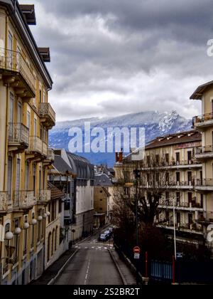 Aix-les-Bains, Frankreich - 11. Dezember 2012 : Blick auf den Berg 'La dent du Chat' (Katzenzahn) vom Stadtzentrum. Der Berg ist von Schnee bedeckt. Stockfoto