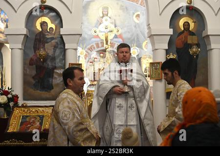 Olomouc, Tschechische Republik. Januar 2025. Pfarrer Alexij Kukhta feiert die orthodoxe Weihnachtsmesse in der orthodoxen Kirche St. Gorazd in Olomouc, Tschechien, 7. Januar 2025. Die orthodoxe Weihnachtsliturgie ist eine Analogie zur katholischen Mitternachtsmesse. Quelle: Ludek Perina/CTK Photo/Alamy Live News Stockfoto