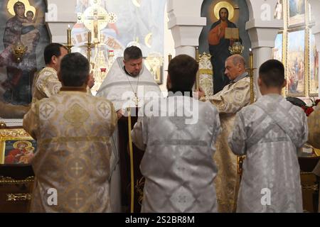 Olomouc, Tschechische Republik. Januar 2025. Pfarrer Alexij Kukhta feiert die orthodoxe Weihnachtsmesse in der orthodoxen Kirche St. Gorazd in Olomouc, Tschechien, 7. Januar 2025. Die orthodoxe Weihnachtsliturgie ist eine Analogie zur katholischen Mitternachtsmesse. Quelle: Ludek Perina/CTK Photo/Alamy Live News Stockfoto