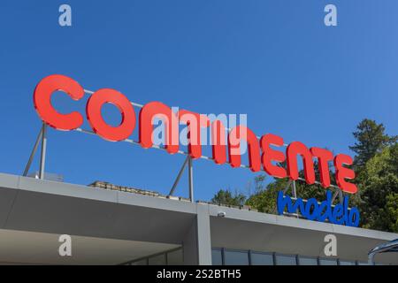 Torres Novas, Portugal. 26. Juli 2024. Logo-Schild im Continente Store in Amadora. Continente ist eine Einzelhandelskette, der größte Einzelhändler in Portugal. Der Hyperm Stockfoto