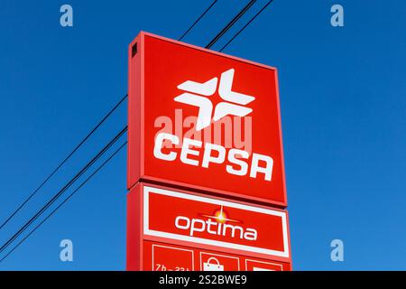 Fafe, Portugal. 21. Juli 2024. CEPSA-Logo-Schild an der Tankstelle Portugal. CEPSA ist ein spanisches Ölunternehmen und nach Rep Stockfoto