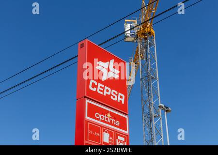 Fafe, Portugal. 21. Juli 2024. CEPSA-Logo-Schild an der Tankstelle Portugal. CEPSA ist ein spanisches Ölunternehmen und nach Rep Stockfoto