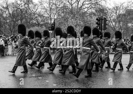 Die Coldstream Guards verlassen Wellington Barracks, um an der Wachablösung im Buckingham Palace, London, teilzunehmen. Stockfoto