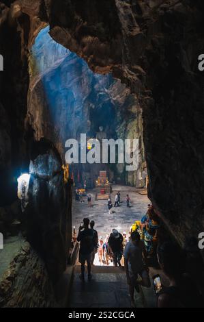 Buddhistischer Tempel mit Statuen und einem Heiligtum in der Huyen Khong Höhle in den Marmorbergen in da Nang. DA NANG, Vietnam - 12. September 2024. Stockfoto