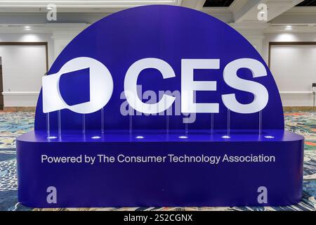 Las Vegas, USA. Januar 2025. Das CES-Logo steht während der Media Days am 6. Januar 2025 im Mandalay Bay in Las Vegas für Fotoaufnahmen bereit. (Foto: Travis P Ball/SIPA USA) Credit: SIPA USA/Alamy Live News Stockfoto