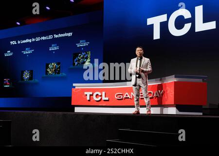 Las Vegas, USA. Januar 2025. Mark Zhang, President von TCL NA, spricht während der TCL-Präsentation auf den CES Media Days im Mandalay Bay in Las Vegas am 6. Januar 2025. (Foto: Travis P Ball/SIPA USA) Credit: SIPA USA/Alamy Live News Stockfoto