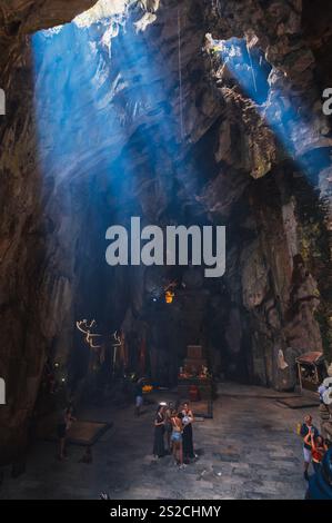 Buddhistischer Tempel mit Statuen und einem Heiligtum in der Huyen Khong Höhle in den Marmorbergen in da Nang. DA NANG, Vietnam - 12. September 2024. Stockfoto