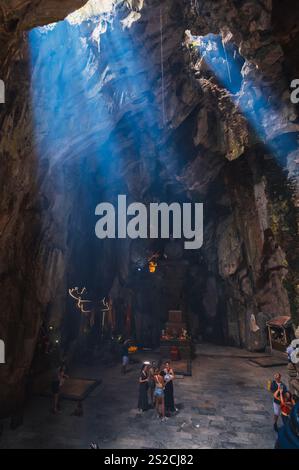 Buddhistischer Tempel mit Statuen und einem Heiligtum in der Huyen Khong Höhle in den Marmorbergen in da Nang. DA NANG, Vietnam - 12. September 2024. Stockfoto