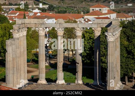 Der Templo de Diana oder der Templo Romana auf dem Largo do Conde de Vila Flor in der Altstadt der Stadt Evora in Alentejo in Portugal. Portugal, Evora, O Stockfoto