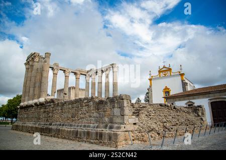 Der Templo de Diana oder der Templo Romana auf dem Largo do Conde de Vila Flor in der Altstadt der Stadt Evora in Alentejo in Portugal. Portugal, Evora, O Stockfoto