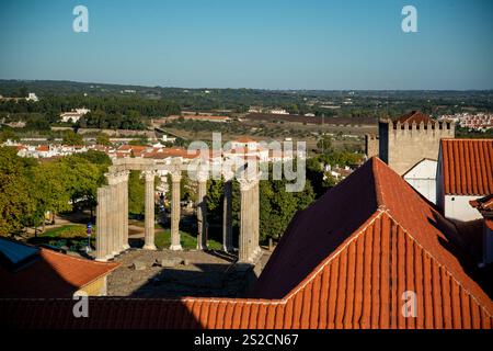 Der Templo de Diana oder der Templo Romana auf dem Largo do Conde de Vila Flor in der Altstadt der Stadt Evora in Alentejo in Portugal. Portugal, Evora, O Stockfoto