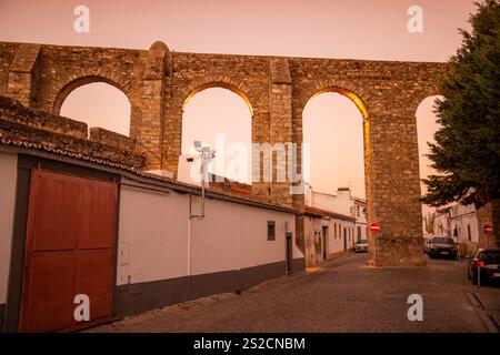 Der Aqueduto da Agua de Prata in der Stadt Evora in Alentejo in Portugal. Portugal, Evora, Oktober 2021 Stockfoto