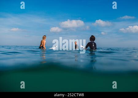 Januar 2021. Bali, Indonesien. Surfer im Meer und wartende Wellen in der Reihe Stockfoto