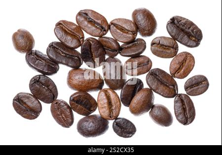 Flache Nahansicht vieler braun gerösteter Kaffeebohnen mit feinen Details auf weißem Hintergrund Stockfoto