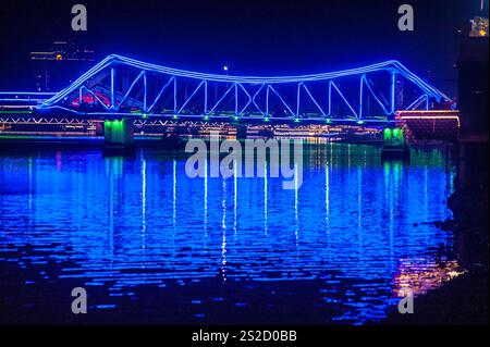 Die Old French Bridge auf dem Praek Tuek Chhu River erleuchtet in der Nacht für Silvester 2024 - 2025. Kampot, Kambodscha. © Kraig Lieb Stockfoto