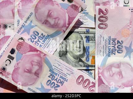 Hundert US-Dollar-Banknoten unter türkischen 200 Lira-Banknoten Stockfoto