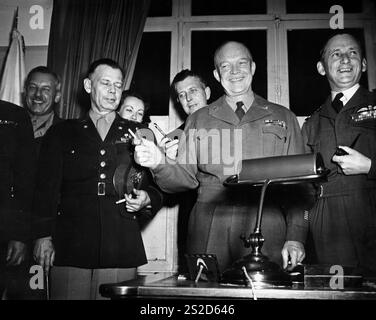 RHEIMS, FRANKREICH - 07. Mai 1945 - General Eisenhower vergibt Füllfederhalter für die Unterzeichnung der bedingungslosen Kapitulationsbedingungen mit dem Stabschef der Nazis und dem Comm Stockfoto