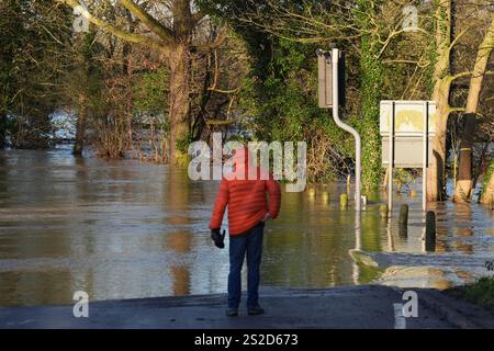 Der Fluss Soar in Barrow upon Soar, Leicestershire. Wetterwarnungen für Schnee und Eis sind in weiten Teilen Großbritanniens in Kraft, nachdem schwere Überschwemmungen und Schnee zu Reisestörungen und Schulschließungen geführt haben. In ganz England gibt es außerdem 198 Hochwasserwarnungen, was bedeutet, dass mit Hochwasser zu rechnen ist, und 300 Hochwasserwarnungen, was bedeutet, dass Hochwasser möglich ist. Bilddatum: Dienstag, 7. Januar 2025. Stockfoto