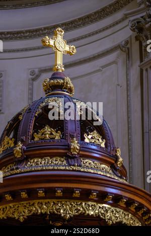 Innenausstattung im Berliner Dom am 2. Januar 2025 auf der Museumsinsel im historischen Stadtteil Mitte von Berlin Stockfoto