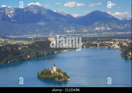 Slowenien, Bleder See in den Julischen Alpen im Nordwesten. Im Zentrum des Sees befindet sich die Insel Bled und die Pilgerkirche Assump aus dem 15. Jahrhundert Stockfoto