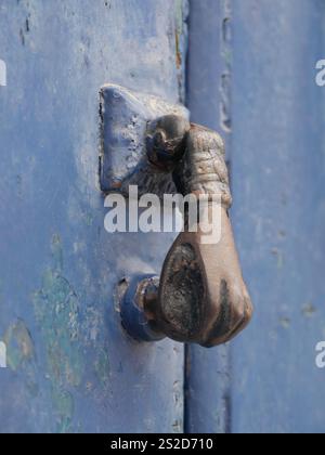 Typischer alter historischer Türklopfer an einer blauen Tür in Competa, einer weißen Stadt in Andalusien Spanien Stockfoto