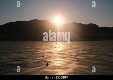 Sonnenaufgang über einem trockenen Seebad mit Bergkulisse, USA Stockfoto