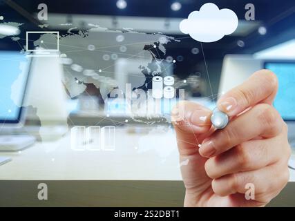 Arbeiten mit einem Diagramm Cloud Computing auf dem neuen Computerinterface als Konzept der Hand Stockfoto