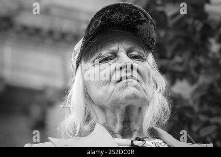 London, UK, 21. Juli 2020. Dame Vivienne Westwood ist in einem riesigen Vogelkäfig mit einem „I am Julian Assange“-Schild eingehängt und ist 10 Meter tief drin aufgehängt Stockfoto